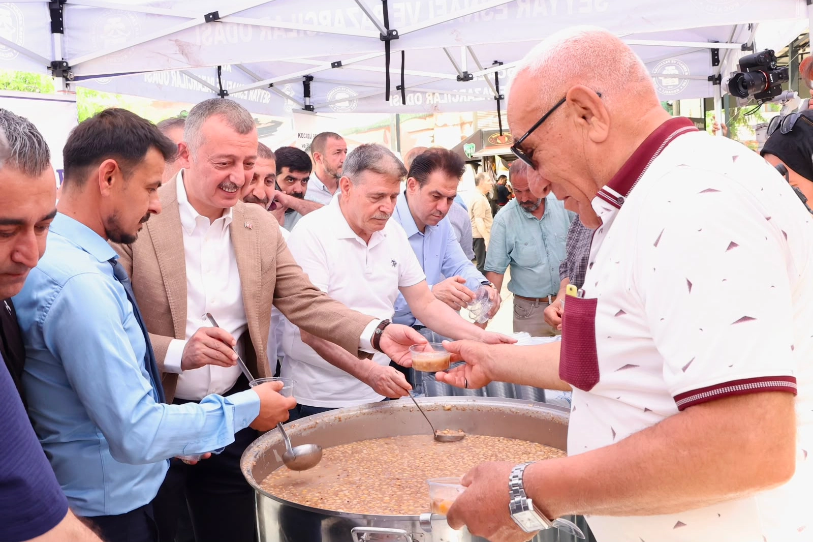 Başkan Büyükakın, Vatandaşlara Aşure İkram Etti: Pazarda Coşkulu Kalabalık!