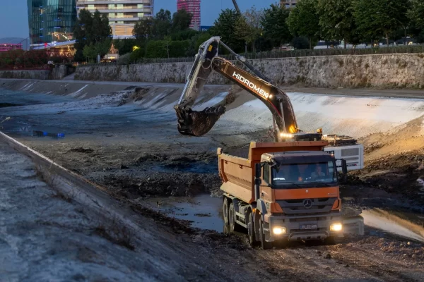 İzmir’de Derelerde Sürekli Temizlik Faaliyeti Başlatıldı