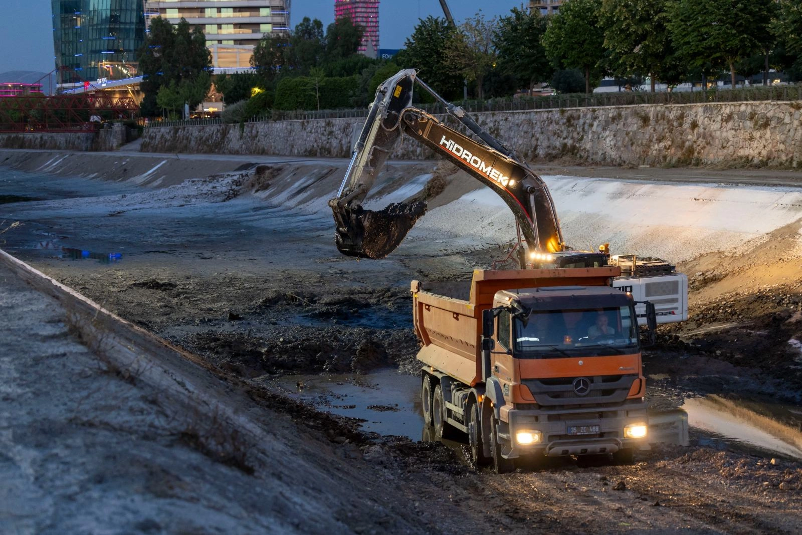 İzmir’de Derelerde Sürekli Temizlik Faaliyeti Başlatıldı
