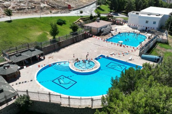 Şanlıurfa’da Yüzme Havuzlarına Büyük Talep: Çocuklar Güvenli Bir Şekilde Serinliğin Tadını Çıkarıyor!