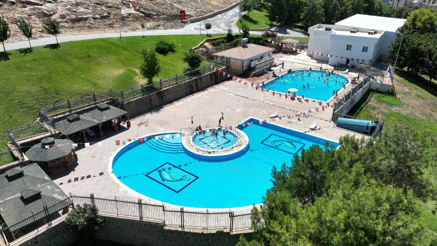 Şanlıurfa’da Yüzme Havuzlarına Büyük Talep: Çocuklar Güvenli Bir Şekilde Serinliğin Tadını Çıkarıyor!