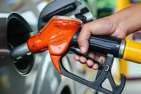 Akaryakıtta İki Farklı Zam: Benzin ve Motorin Fiyatları Yükseldi