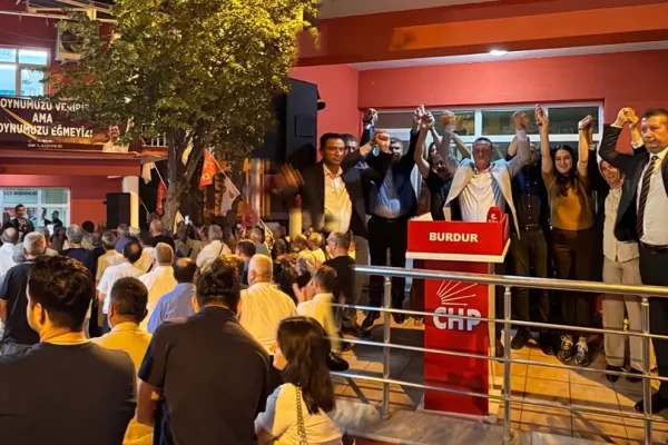Burdur’da CHP Fesih Krizi: İl Başkanlığı Önünde Protesto Gösterisi