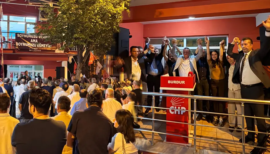 Burdur’da CHP Fesih Krizi: İl Başkanlığı Önünde Protesto Gösterisi