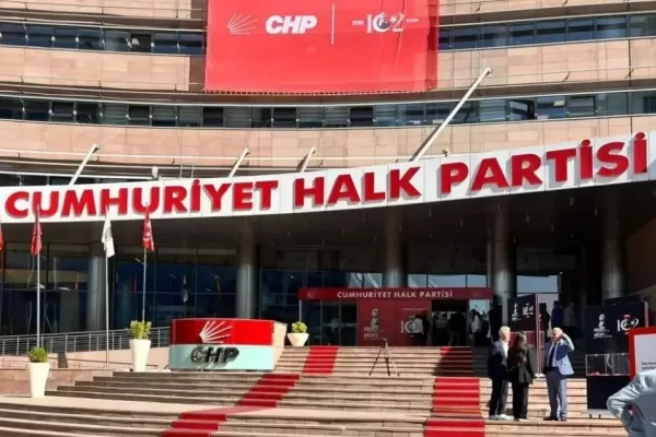 Mahkeme, CHP İstanbul İl Yönetimi Üzerindeki Tedbir Kararını Uzattı