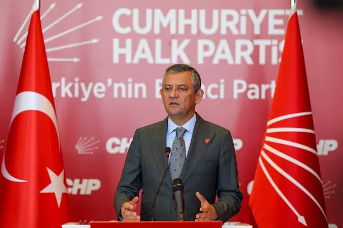 Özgür Özel ve 90 Vekil, CHP’den Yeni Parti’ye Geçiş Yaptı