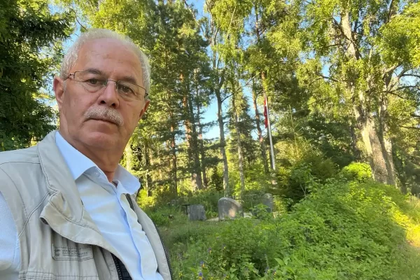TİMBİR Başkanı Kahraman, Estonya’daki Türk Şehitliği’nden Canlı Yayın Yaptı