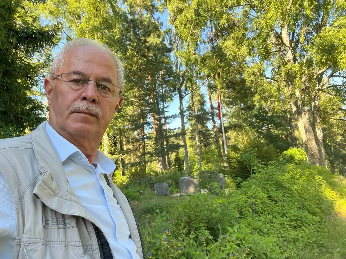 TİMBİR Başkanı Kahraman, Estonya’daki Türk Şehitliği’nden Canlı Yayın Yaptı