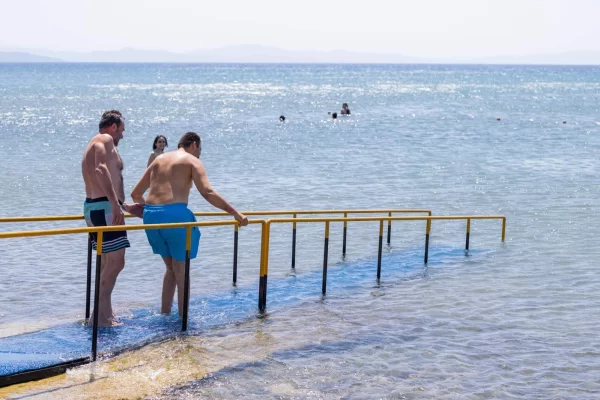 İzmir’de Engelsiz Plaj Keyfi: Denize Ulaşım Kolaylaşıyor