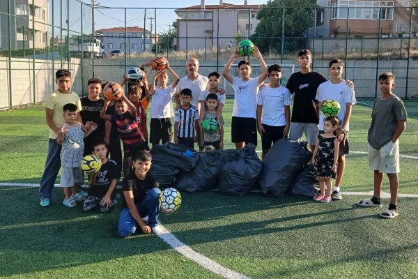 Keşan’da Gençlerden Örnek Davranış: Mahallelerini Temizlediler