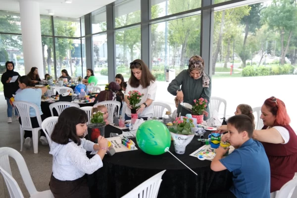 İnegöl’de Anne ve Çocuklar Atıkları Saksıya Dönüştürdü