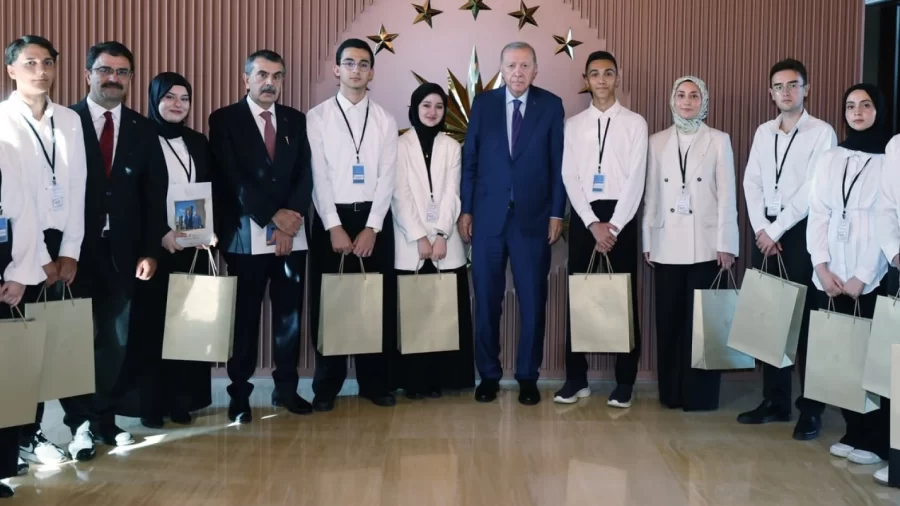 Cumhurbaşkanı Erdoğan, Ahlat Külliyesi’nde Gençlerle Buluştu