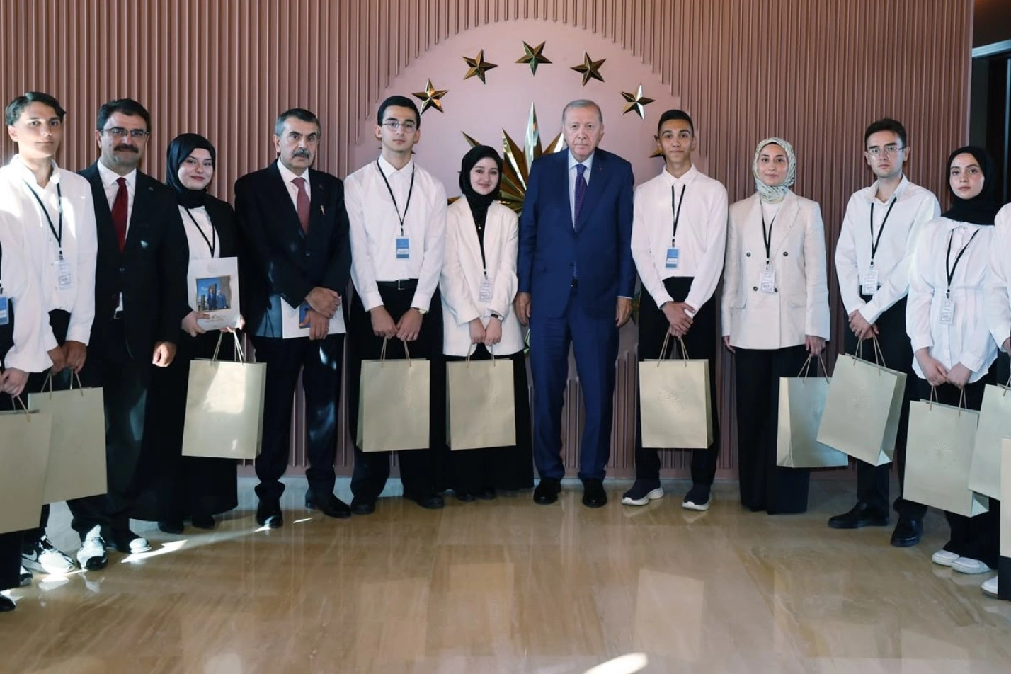 Cumhurbaşkanı Erdoğan, Ahlat Külliyesi’nde Gençlerle Buluştu