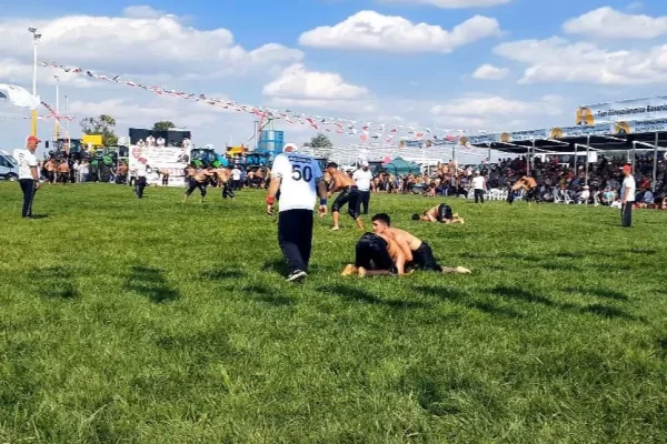 İpsala’da Yağlı Güreş Heyecanı: Başpehlivan Erkan Taş Oldu