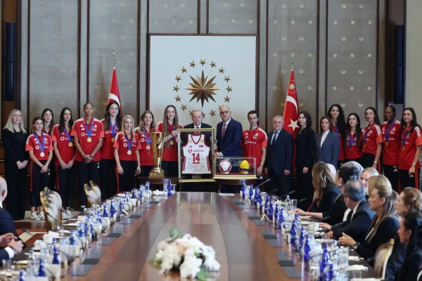 Cumhurbaşkanı Erdoğan’dan Şampiyon Voleybolculara Tebrik