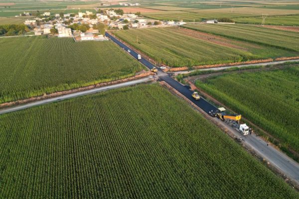 Şanlıurfa Eyyübiye’de Kırsal Mahalleleri Birleştiren Yola Sıcak Asfalt