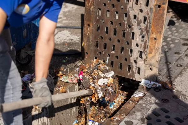 İzmir’de Kış Hazırlığı: Yağmursuyu Izgaraları Temizleniyor