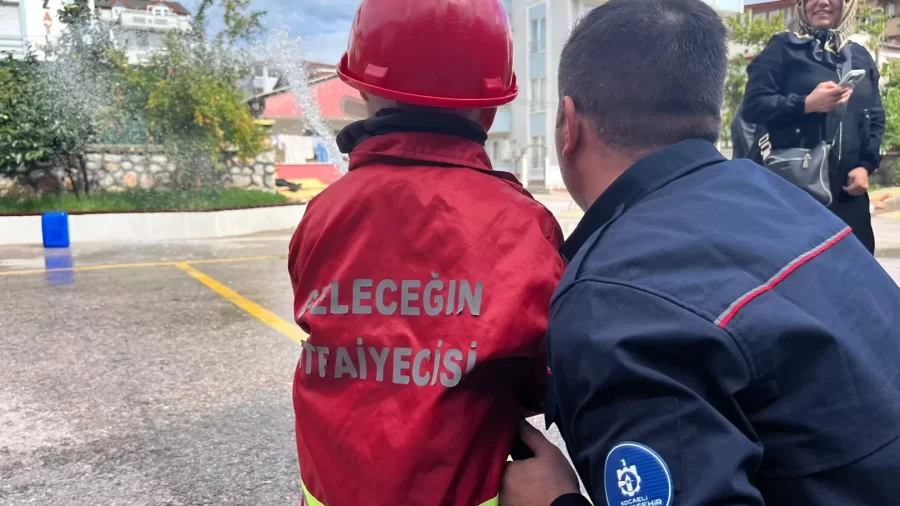Kocaeli’de Minik Öğrenciler İtfaiyecilik Mesleğini Yakından Tanıdı