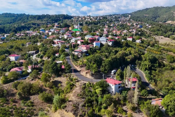 Mersin’de Kırsal Mahallelerin Yol ve Kaldırım Çalışmaları Sürüyor