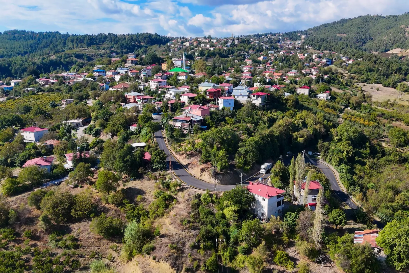 Mersin’de Kırsal Mahallelerin Yol ve Kaldırım Çalışmaları Sürüyor