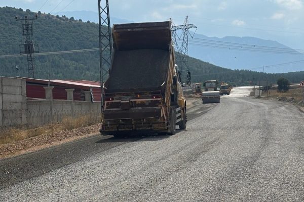 Göksun Yeniyapan Grup Yolunda Asfalt Çalışmaları Sürüyor